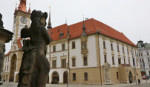 �ty�letou opravu radnice zavr�ila obnova unik�tn�ch polychomovan�ch erb�